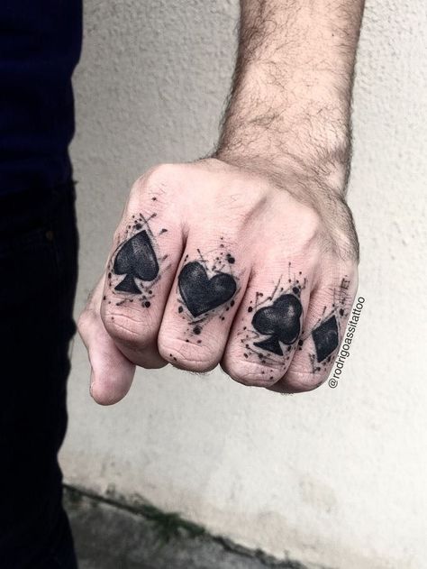 In a society captivated by grandiose ink masterpieces, small hand tattoos serve as a subtle yet impactful way to express your individuality. Tattooed Fingers, Men Finger Tattoos, Kitsune Tattoo, Tattoo Main, Poker Tattoo, Ace Of Spades Tattoo, Tato Tradisional, Finger Tats, Knuckle Tattoos