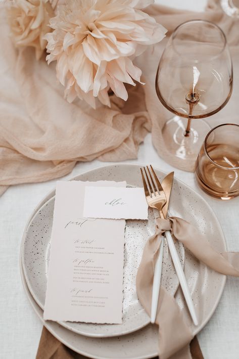 Gold Champagne Bridesmaid Dresses Blush Pink, Soft Modern Wedding, Wedding Plate Setting Neutral, Blush Wedding Aesthetic, Beige Bridal Shower Ideas, Beige Wedding Aesthetic, Neutral Wedding Aesthetic, Marble Wedding Decor, Nude Table Setting