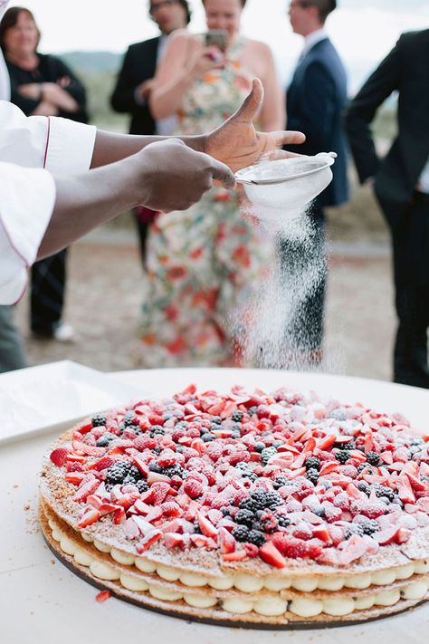 Italian Wedding Foods, Strawberry Wedding Cakes, Rustic Italian Wedding, Alternative Wedding Cakes, Bolo Grande, Wedding Strawberries, Italian Wedding Cakes, Wedding Cake Alternatives, Mediterranean Wedding