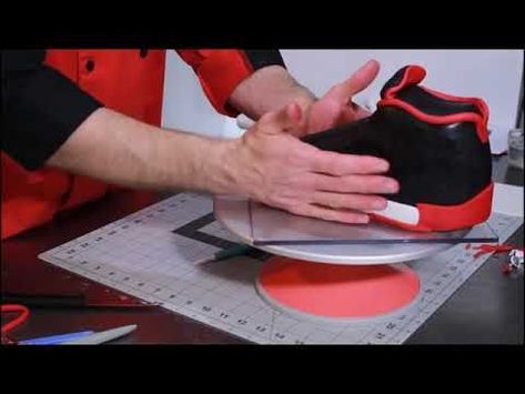 Jordan Shoe Cake Template, How To Make A Sneaker Cake, Basketball Shoe Cake, Nike Shoe Cake Template, Shoes Cake For Men, Sneaker Cake Tutorial, Sneaker Cake Ideas, Jordan Sneaker Cake, Baskets Customisées