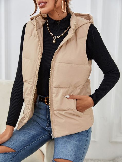 Cream Puff Vest Outfit, Outfit Chaleco Beige, Beige Puffer Vest Outfit, Beige Vest Outfit, Ugg Fashion, Outerwear Women Winter, Plain Vest, Sleeveless Puffer, Women Outerwear