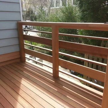 Diy Floating Deck, Horizontal Deck Railing, Deck Railing Diy, Porch Railing Designs, Deck Stair Railing, Wood Deck Railing, Deck Remodel, Patio Railing, Deck Railing Design