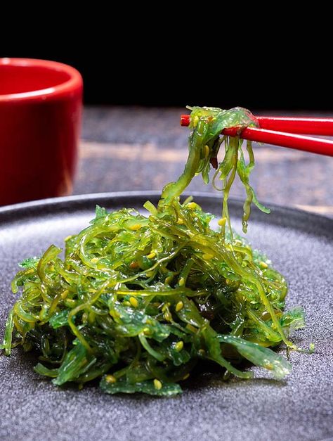 A Guide to Wakame (Sea Vegetable), with tips and recipes Japanese Seaweed Salad Recipe, Wakame Seaweed Recipes, Sea Vegetables Recipes, Wakame Salad Recipe, Wakame Recipe, Pickled Seaweed, Wakame Soup, Seaweed Salad Recipe, Seaweed Food