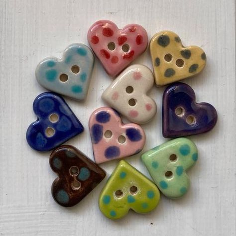 Ceramic Buttons Handmade, Ceramic Beads Handmade, Small Ceramic Ideas, Clay Things To Make, Ceramic Hearts, Ceramics Jewelry, Clay Buttons, Handmade Ceramic Jewelry, Ceramic Buttons