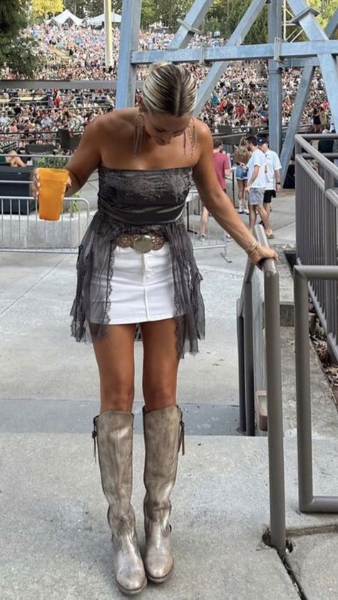 Nashville Bday Outfit, Cowboy Boots Pants Outfit, Festival Country Outfit, Ibiza Festival Outfit, Cowgirl Night Out Outfit, Misguided Clothing, Kaytranada Concert Outfit, Austin City Limits Festival Outfits, Nashville Going Out Outfits