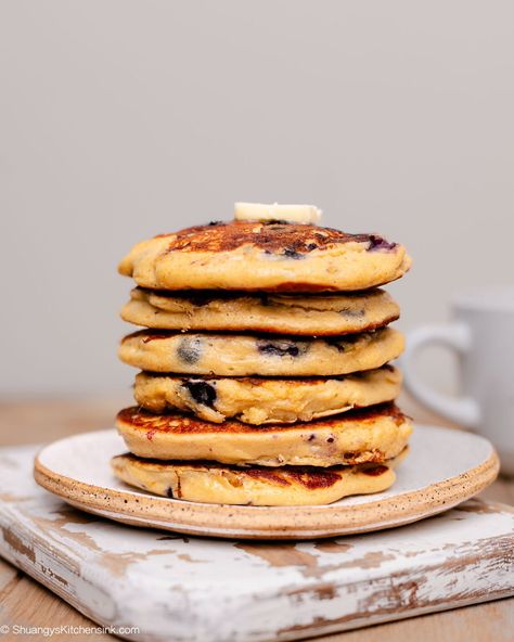 There is nothing more comforting than a stack of fluffy pancakes. It gets even better when they are easy to make in just one blender, with budget-friendly simple ingredients like rolled oats, bananas, and cottage cheese. To kick it up a notch, we are adding juicy blueberries for a burst of summer flavor. Cottage Cheese Pancakes, Cheese Pancakes, Banana Oat, Oat Pancakes, Healthy Breakfast Recipes Easy, Fluffy Pancakes, Rolled Oats, Breakfast Recipes Easy, Healthy Breakfast Recipes