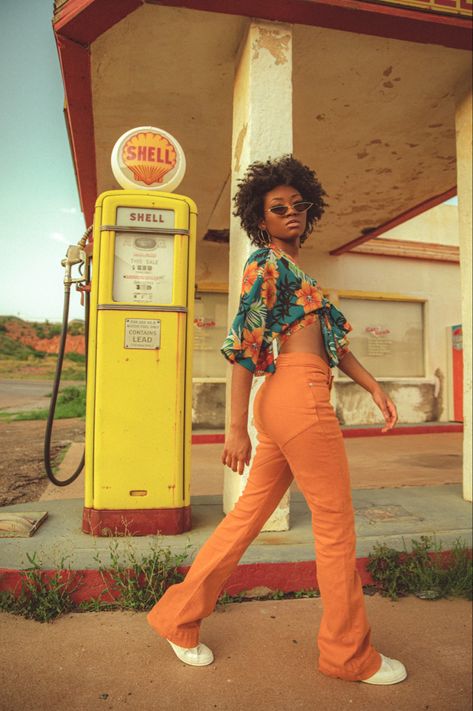 Instagram: @i.yanawilliams Retro Outfit Photoshoot, 80s Vibe Photoshoot, Vintage Retro Photoshoot, Retro Shoot Photo Ideas, 70s Street Style Vintage Photos, Creative Photoshoot Ideas Outdoor Street, Retro Photoshoot Outdoor, 80s Style Photoshoot, 80s Themed Photoshoot