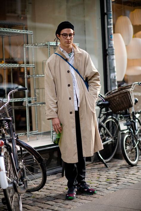 Copenhagen Fashion Week SS18: the strongest street style | British GQ Copenhagen Fashion Week Street Style, British Style Men, Copenhagen Street Style, Best Dressed Man, Outfits Hombre, Copenhagen Fashion, Trench Coat Men, Copenhagen Style, Copenhagen Fashion Week