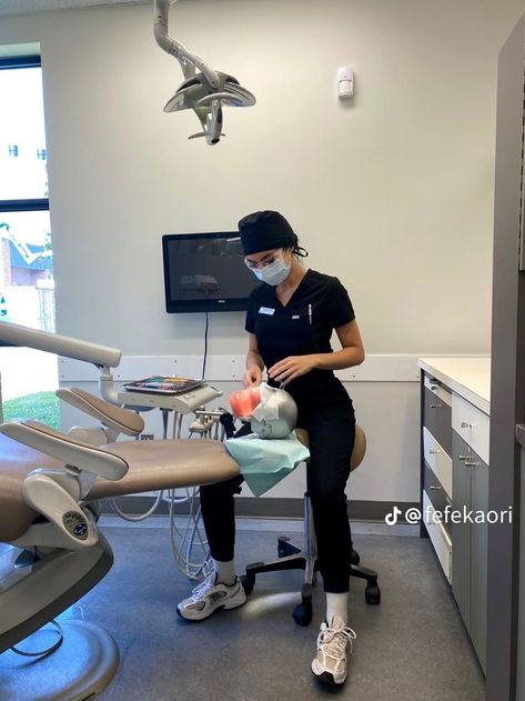 Dentist Woman Aesthetic, Dentist Astetic, Female Dentist Aesthetic, Dentist Motivation, Dental School Aesthetic, Dental Hygienist Aesthetic, Dentist Pictures, Dental Assistant Aesthetic, Dentist School