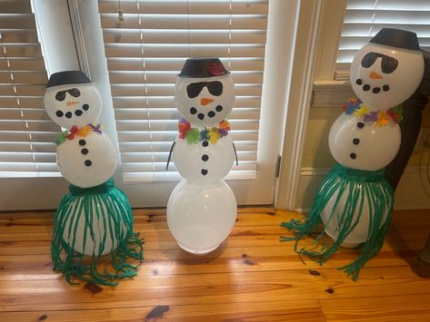 Christmas Tropical Decor, Tropical Christmas Parade Float, Tropical Xmas Decorations, Christmas In July Float Ideas, Diy Tropical Christmas Decorations, Hawaiian Christmas Parade Float Ideas, Christmas In June Party Ideas, Christmas In July Movie Night, Beach Themed Christmas Party