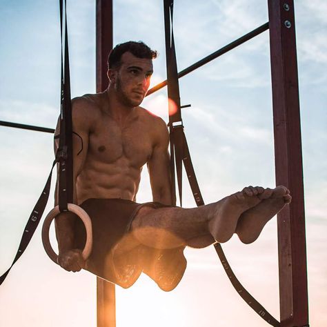 14 Calisthenics Exercises on Gymnastics Rings - for every Level Calisthenics Photoshoot, Calisthenics Rings, Cali Photoshoot, Calisthenics Aesthetics, Male Fitness Photography, Calisthenics Exercises, Calisthenics Equipment, Gym Back Workout, Shooting Sport