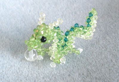 Beaded Dragon, Pony Bead Crafts, Seed Bead Crafts, Dragon Crafts, Gelang Manik, Bead Charms Diy, Bead Weaving Patterns, Beaded Crafts, Beaded Animals