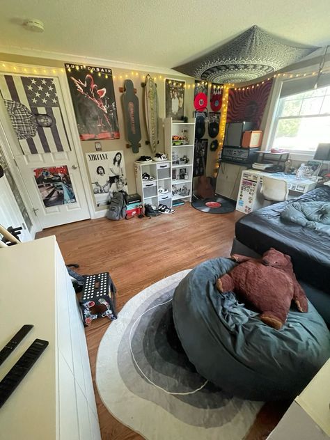 Skater Interior Design, Closet Inspo Aesthetic Small, Skatergirl Room, Cool Room Ideas For Small Rooms, 90s Theme Bedroom, Whole Room Ideas, Bedroom Ideas Skater, Room Inspo Skater, Room Ideas Skater