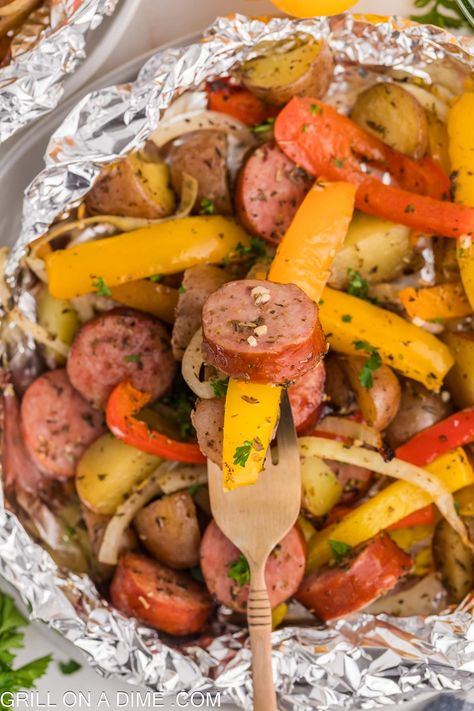 Sausage and Peppers Foil Pack - grillonadime.com Sausage Foil Packs, Easy Pork Recipe, Foil Packet Recipes, Chicken Foil Packs, Grilling Recipes Pork, Grilled Chicken Recipes Easy, Sausage Peppers And Onions, Grilled Beef Recipes, Grilled Carrots