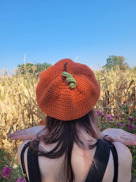 Crochet Fall Hats Crochet, Cute Crocheted Hats, Pumpkin Beret Crochet, Crochet Halloween Outfit, Crochet Hat Summer, Orange Yarn Crochet Projects, Acrylic Yarn Projects, Crochet Hat Aesthetic, Orange Crochet Ideas