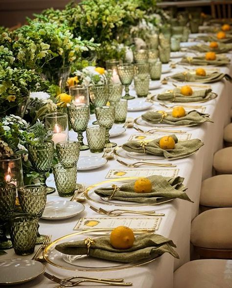 Dinner Party Table Settings, Yellow Wedding Theme, Italian Dinner Party, Italian Party, Italian Theme, Beautiful Dinner, Mediterranean Wedding, Tafel Decor, Dinner Party Themes