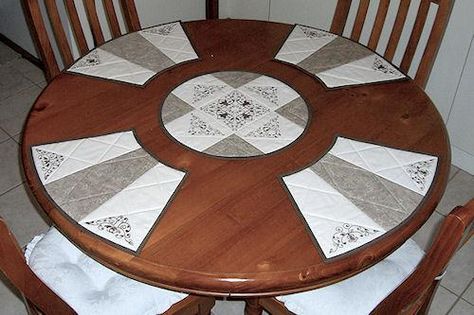 Placemats Patterns For Round Tables, Round Table Cloths, Round Table Settings, Quilted Placemat Patterns, Quilted Table Runners Christmas, Placemats For Round Table, Quilted Placemats, Sewing Machine Quilting, Quilted Table Runners Patterns