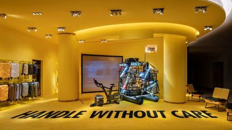 This+pop-up+shows+how+the+luggage+industry+can+be+as+bold+in+retail+as+it+is+in+branding via Frameweb.com Retail Space Design, Luggage Brands, Consumer Insights, Point Of Purchase, Make Business, Retail Experience, Retail Space, Pop Up Store, Visual Merchandising