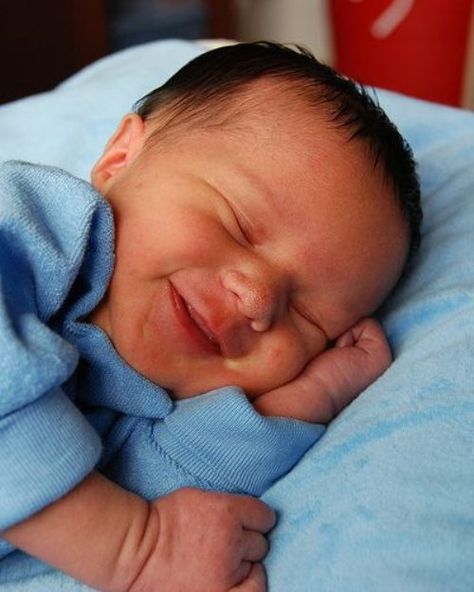 Baby smiling in his sleep - so sweet! Gelukkige Baby, Baby Smiles, Foto Baby, Happy Baby, Baby Fever, Little People, Children Photography, Baby Pictures, Baby Photography