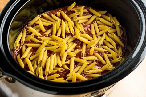 Have you ever wondered can you cook pasta in a crock pot? Here is a how to guide for how to cook noodles in a slow cooker. Ziti Crockpot, Crockpot Ziti, Spaghetti Crockpot, Crock Pot Baked Ziti, Crock Pot Ziti, Pasta Crockpot Recipes, How To Cook Noodles, Pesto Grilled Shrimp, Meals To Feed A Crowd