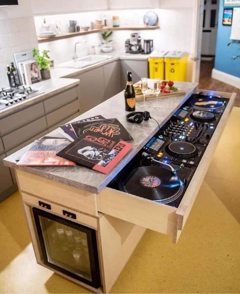 Dj Studio Room Ideas, Turntable Furniture Design, Turntable Furniture, Dj Table, Dj Room, Home Music Rooms, Record Room, Music Studio Room, Dj Setup