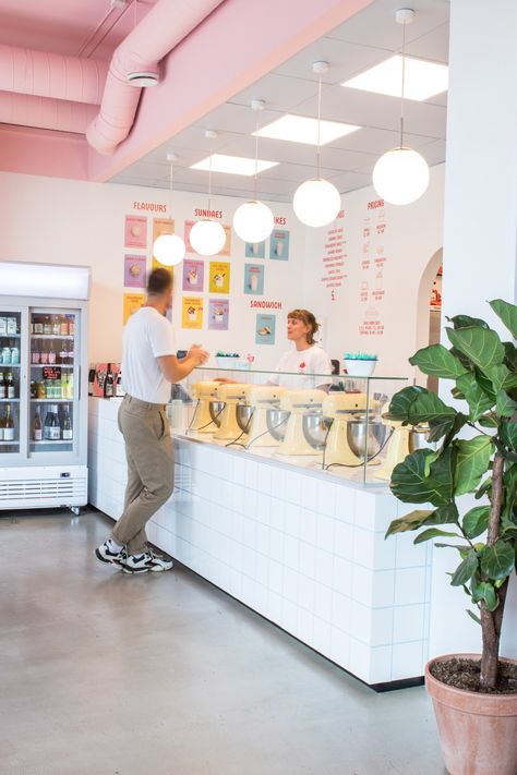 Ice Cream Store Interior Design, Boba Shop Design, Bakery Cafe Interior Design, Heladerias Ideas Decoracion, Bakery Cafe Interior, Decoration Patisserie, Bubble Tea Shop, Frozen Yogurt Shop, Coffee Shop Interior Design