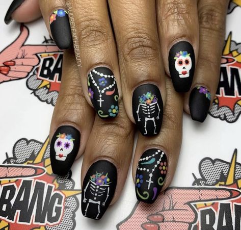 Day Of The Dead Nails, Skull Nail Designs, Dead Nails, Sugar Skull Nails, Nail Halloween, Skull Nail Art, Coco Nails, Spooky Nails, Skull Nails