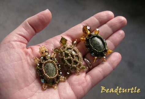 Adorable Beaded turtles found on Natalie S Perlen's site. Bead Bugs, Turtle Craft, Beaded Turtle, Beaded Bugs, Beaded Bead, Beaded Spiders, Beaded Jewlery, Micro Macramé, Beaded Crafts