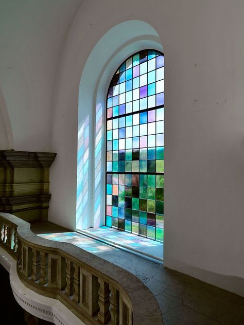 Modern Stain Glass Windows, Color Glass Wall, Stained Glass Interior Design, Stained Glass Living Room, Mirror Wall Decor Ideas, Colored Windows, Unique Windows, Creative Mirror, Stained Glass Wall