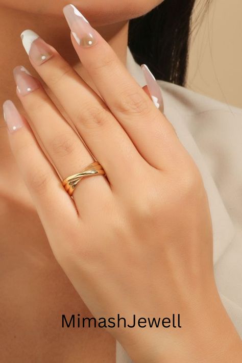 Simple Ring Design, Latest Gold Ring Designs, خواتم خطوبة, Gold Jewelry Prom, Hand Jewelry Rings, Unique Gold Jewelry Designs, Couple Ring Design, Unique Ring Designs, Unique Gold Rings