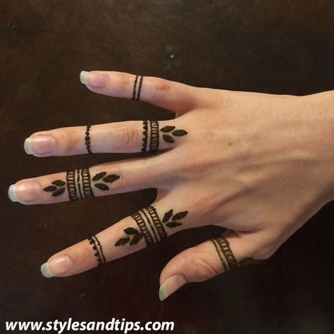 Henna Mehndi Splendid Extraordinarily Beautifull Henna 25 Beautiful Ring Mehndi Designs For Your Hands Finger Henna Unique And Easy Mehndi Design Latest Images For Back Hands 2019 Cute Design For Your Fingers Small Henna Small Henna Tattoos For More You Can Follow On Insta Love Ushi Or Pinterest Really Like… Henna Bracelet Design, Henna Bracelet, Ring Mehndi Design, Simple Wrist Tattoo, Henna Designs Wrist, Henna Inspired Tattoos, Tato Henna, Finger Henna Designs, Easy Henna