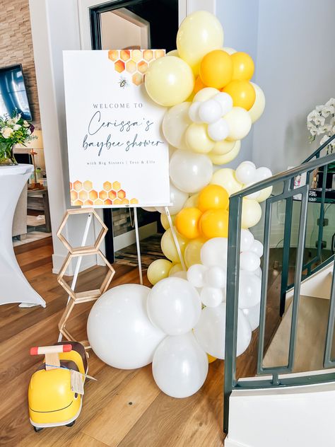 Easel Welcome Sign With Balloons, Balloon Arch Bee Theme, Balloon Garland For Welcome Sign, Entry Balloon Decor, Bride To Bee Balloon Arch, Balloon Garland Around Easel, Honeycomb Balloon Garland, Balloon Arch Welcome Sign, Balloon Arch On Easel