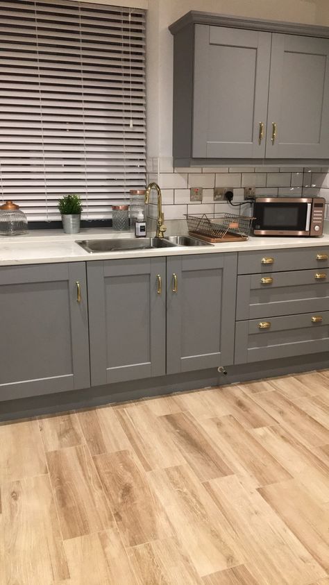 Grey kitchen with gold copper and silver Grey With Gold Kitchen, Gray And Gold Kitchen, Grey And Gold Kitchen, Grey Kitchen Furniture, Grey Kitchen Colors, Cabinets Colors, Bronze Kitchen, Painted Kitchen Cabinets Colors, Kitchen Styles