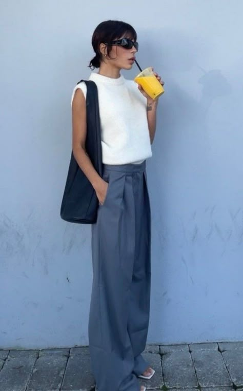 Trousers Women Outfit, Weird Style, Everyday Casual Outfits, Model Looks, What To Wear Today, Effortlessly Chic Outfits, Fashion Images, Fashion Design Clothes, Modest Fashion