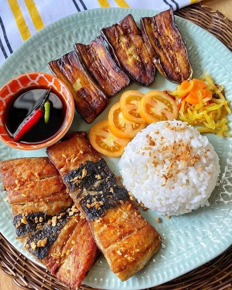 Pinoy Food Filipino Dishes, Silog Meals, Filipino Breakfast, Filipino Street Food, Pinoy Food, Sweet Snacks Recipes, Buffet Food, Food Videos Desserts, Filipino Recipes