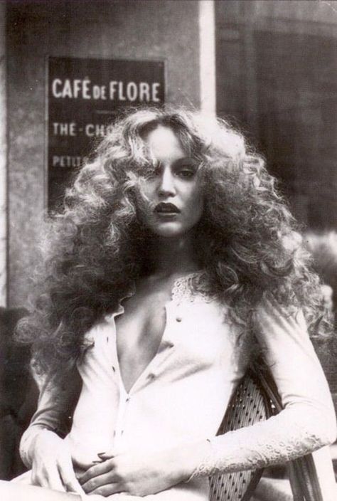 Jerry Hall. Jerry Hall, Jean Shrimpton, 70s Hair, Izabel Goulart, Linda Evangelista, Mick Jagger, Long Curly Hair, 가을 패션, Long Curly