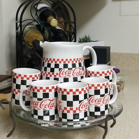 Coca Cola By Gibson 1999- 1996 Include Ten (10) Coffee Mugs Of Ceramic And One Big Cup. Never Used, No Holes Or Stains, Excellent Condition, Look Likes New. Please See Photos, Thanks. Coca-Cola Has Been Around For What Seems Like Forever. The Famous Soda Pop Brand Was First Introduced In The Late 1800s And Is Still Going Strong Today. No Matter How Old You Are, Coke Has No Doubt Been A Part Of Your Childhood. Coca Cola Kitchen, Coca Cola Glasses, Coca Cola Polar Bear, Soda Drink, Vintage Coca Cola, Snack Bowls, Vintage Star Wars, Coca Cola Vintage, Soda Pop