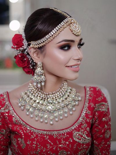 Photo of A bride in a silver lehenga wearing light, nude makeup. Latest Bridal Makeup, Bridal Hairstyle Indian Wedding, Indian Wedding Makeup, Indian Bride Makeup, Bridal Trends, Bridal Makeup Images, Best Wedding Makeup, Perhiasan India, Iqra Aziz