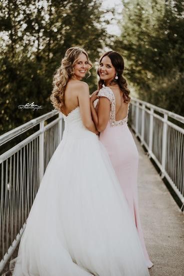 Sister Bride Photos, Sister Of The Bride Photos, Bride And Siblings Photos, Bride With Sisters Photo Ideas, Bride And Sister Wedding Photos, Bride And Sister Poses, Bride And Made Of Honor Photos, Sister And Bride Pictures, Bff Wedding Pictures