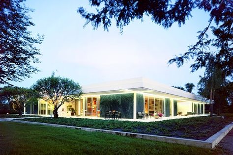 Miller House, by Saarinen, Kiley and Girard | The Miller House, Reborn | By Julie V. Iovine - WSJ Eero Saarinen Architecture, Miller House, Columbus Indiana, Alexander Girard, Destin Hotels, Miller Homes, Mid Century Architecture, Eero Saarinen, Modern Beach House