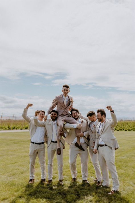 Couples nowadays are increasingly embracing the idea of incorporating humor into their wedding photos, adding a touch of fun and laughter to the special day. Considering the significant investment made in capturing memorable moments, the desire is for those memories to endure a lifetime. So, why not sprinkle in some funny wedding photos to add a perfect and playful finishing touch to the day? Groomsmen Photo Ideas, Groomsmen Pictures, Groomsmen Photography, Groomsmen Photo, Wedding Group Photos, Groomsmen Poses, Wedding Party Poses, Wedding Photo List, Wedding Parties Pictures