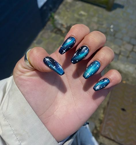 Acrylic Nail Designs Dark Blue, Blue And Silver Star Nails, Dark Blue Celestial Nails, Blue Space Nails, Celestial Nail Art Starry Nights, Nasa Nails, Magnet Nail Polish Designs, Shooting Star Nails, Blue Nails With Stars