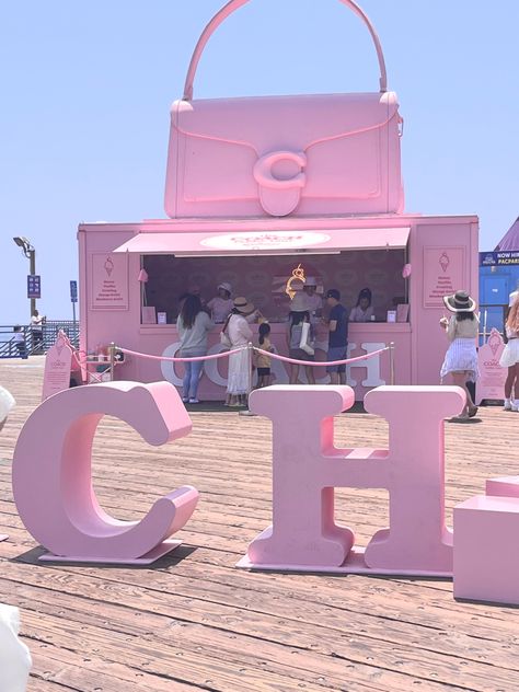 Ice Cream Pop Up Store, Pink Pop Up Shop, Pop Up Store Design, Coach Bags Pink, Ice Cream Gelato, Ice Cream Pink, Selfie Wall, Beauty Entrepreneur, Ice Cream Theme