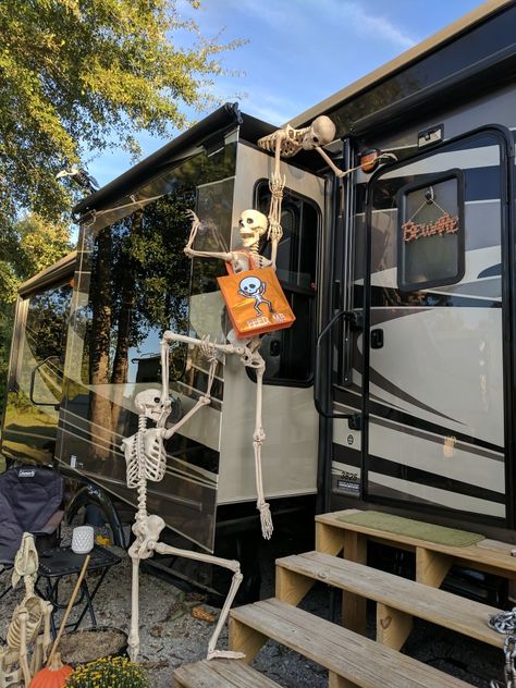 I used large suction cups to attach the skeletons to the trailer 2017 RV Decorations. Rv Halloween Decorating Ideas Outside, Halloween Camper Decorating Ideas, Rv Halloween Decorating Ideas, Rv Halloween, Camper Decorations, Campsite Decorating, Rv Style, Rv Decorating, Halloween Camping