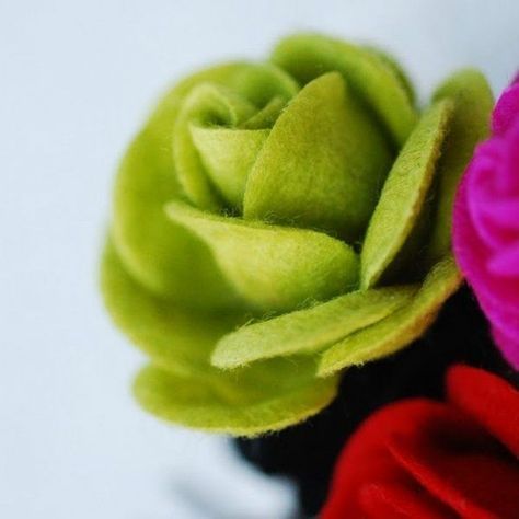 Flowers Felt, Felt Flower Tutorial, Diy Fleur, Felt Flowers Diy, Diy Flores, Felt Roses, Felt Creations, Felt Ideas, Rose Tutorial