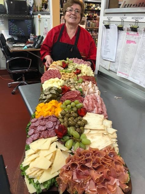 Shareable Food, Large Party Food, Cheese Plates Appetizer, Sandwich Station, Spanish Bar, Deli Ideas, Deli Platters, Deli Tray, Party Food Bars