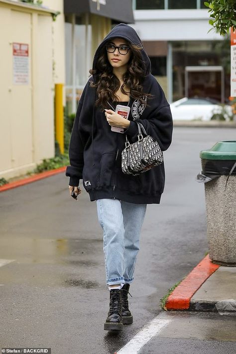 Madison Beer Street Style, Rainy Day Outfit Winter, Outfit Rain, Rainy Day Outfit Casual, Rainy Day Outfit Aesthetic, Rainboots Outfit, Rainy Day Outfit For Work, Black Bandeau Top, Estilo Madison Beer