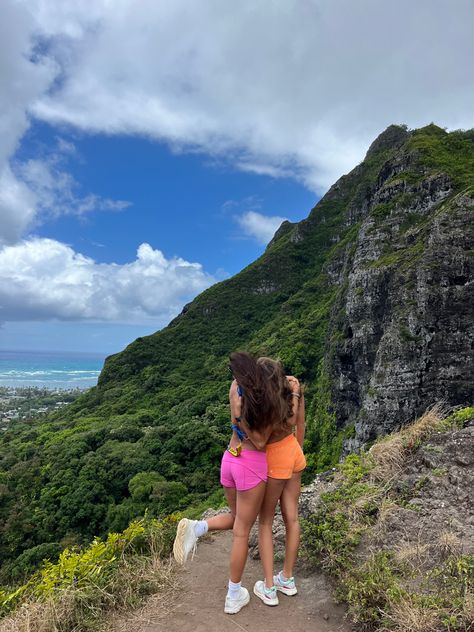 Hawaii Hike Outfit, Hike Pictures, Hiking Picture Ideas, Hawaii Hike, Exercise Aesthetic, Hawaii Pics, Hawaii Living, Hawaii Hikes, Hawaii Summer