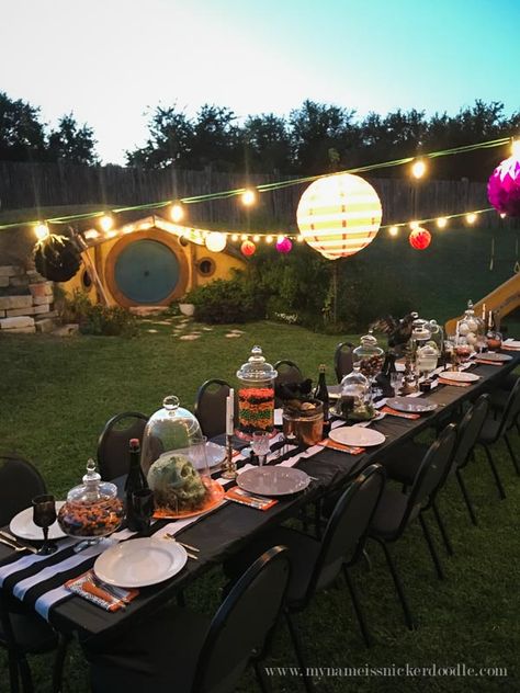 Gorgeous Halloween Outdoor Dinner Party!  Complete with an over the top tablescape!  |  mynameissnickerdoodle.com Halloween Decorations Outdoor Party, Backyard Halloween Party, Adult Halloween Party Decorations, Simple Halloween Decor, Outdoor Halloween Parties, Halloween Dinner Party, Spooky Dinner, Halloween Tea Party, Outdoor Dinner Party