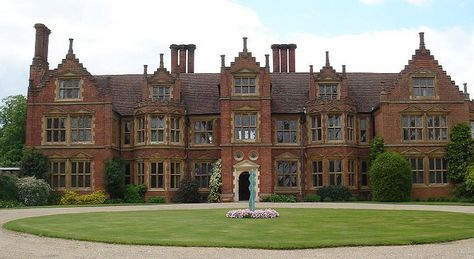 Brick Manor House, English Manor Houses Exterior, Dark Academia Christmas, Old English Manor, Mansion Aesthetic, Mansion Exterior, English Architecture, Timber Architecture, English Manor Houses